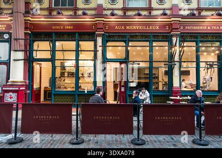 Die Leute frühstücken in einem französischen Café im Leadenhall Market Stockfoto