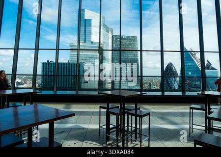 Panoramablick von innen vom Sky Garden mit Blick auf die Wolkenkratzer Stockfoto