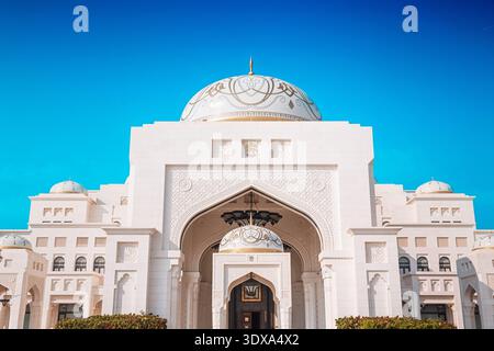 Qasr Al Watan, Präsidentenpalast, mit herrlicher islamischer Architektur, komplizierten weißen Fassaden, großen Kuppeln und großem Eingang Stockfoto