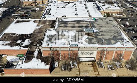 Drone View of Macy’s in der Brunswick Square Mall, East Brunswick, New Jersey im Winter Stockfoto