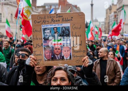 Whitehall, London, Großbritannien. März 2026. Die iranische Gemeinschaft in London feiert weiterhin die Bestätigung des Todes des Obersten Führers Ayatollah Ali Khamenei, der von der Botschaft der Islamischen Republik Iran nach Whitehall marschiert. Die Mullah wurde gestern in Teheran bei Luftangriffen Israels und der USA getötet. Quelle: Amanda Rose/Alamy Live News Stockfoto