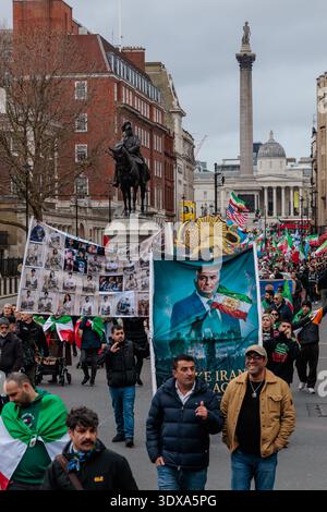 Whitehall, London, Großbritannien. März 2026. Die iranische Gemeinschaft in London feiert weiterhin die Bestätigung des Todes des Obersten Führers Ayatollah Ali Khamenei, der von der Botschaft der Islamischen Republik Iran nach Whitehall marschiert. Die Mullah wurde gestern in Teheran bei Luftangriffen Israels und der USA getötet. Quelle: Amanda Rose/Alamy Live News Stockfoto