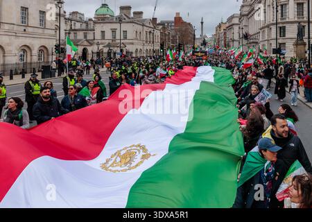 Whitehall, London, Großbritannien. März 2026. Die iranische Gemeinschaft in London feiert weiterhin die Bestätigung des Todes des Obersten Führers Ayatollah Ali Khamenei, der von der Botschaft der Islamischen Republik Iran nach Whitehall marschiert. Die Mullah wurde gestern in Teheran bei Luftangriffen Israels und der USA getötet. Quelle: Amanda Rose/Alamy Live News Stockfoto