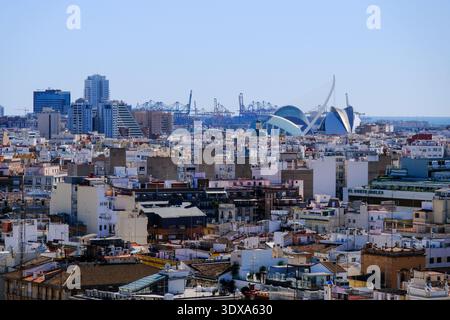 19. Feb 2026 - Valencia, Spanien - Blick über die Dächer der Altstadt von Valencia in Spanien, zeigt die historische und überfüllte Architektur und Straße Stockfoto