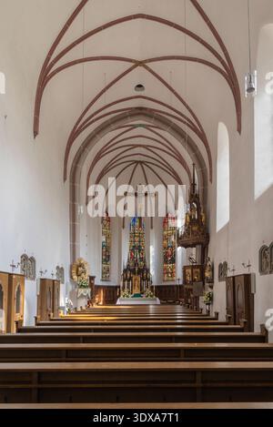 BAD REICHENHALL, DEUTSCHLAND - 8. SEPTEMBER 2025: Das Kirchenschiff St. Ägidien Stockfoto