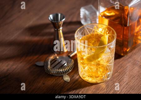 Rostiger Nagelcocktail auf Holztisch Stockfoto