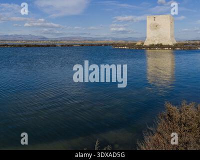 Alter Wachturm am Ufer eines flachen blauen Sees Stockfoto