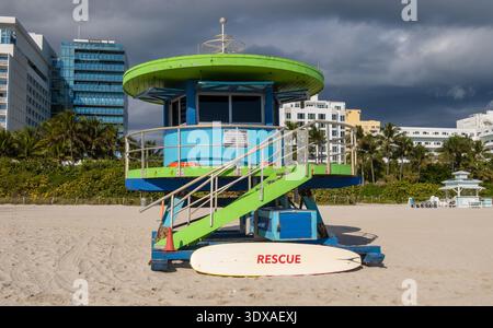 Miami Beach Broadwalk, Sturmwolken sammeln sich über der Strandhütte, Florida, USA Stockfoto
