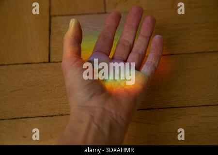 Nahaufnahme einer Hand in Regenbogenfarben Stockfoto
