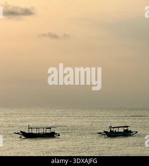Zwei traditionelle balinesische Fischerboote, Jukung in Kuta Bali Indonesien Stockfoto
