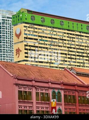 Traditionsreiche Shophouses an der Upper Cross Street und dem People's Park Complex Tower in Chinatown Singapur Stockfoto