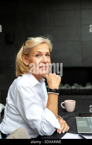 Porträt von zuversichtlich Geschäftsfrau mit Hand am Kinn Stockfoto