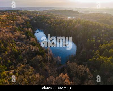 Blick auf den See mit der Drohne inmitten üppiger grüner Wälder Stockfoto