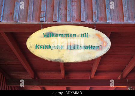 Kvikkjokk, Schweden - 21. Juli 2024: Die traditionellen roten Holzgebäude und Begrüßungsschilder an der STF Kvikkjokk Fjallstation, einer großen Bergstation Stockfoto