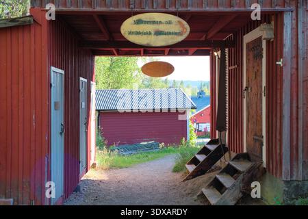 Kvikkjokk, Schweden - 21. Juli 2024: Die traditionellen roten Holzgebäude und Begrüßungsschilder an der STF Kvikkjokk Fjallstation, einer großen Bergstation Stockfoto