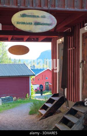 Kvikkjokk, Schweden - 21. Juli 2024: Die traditionellen roten Holzgebäude und Begrüßungsschilder an der STF Kvikkjokk Fjallstation, einer großen Bergstation Stockfoto