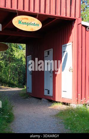 Kvikkjokk, Schweden - 21. Juli 2024: Die traditionellen roten Holzgebäude und Begrüßungsschilder an der STF Kvikkjokk Fjallstation, einer großen Bergstation Stockfoto