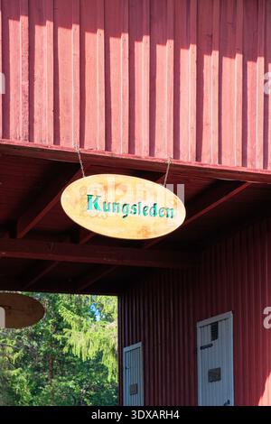 Kvikkjokk, Schweden - 21. Juli 2024: Die traditionellen roten Holzgebäude und Begrüßungsschilder an der STF Kvikkjokk Fjallstation, einer großen Bergstation Stockfoto