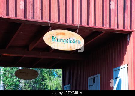 Kvikkjokk, Schweden - 21. Juli 2024: Die traditionellen roten Holzgebäude und Begrüßungsschilder an der STF Kvikkjokk Fjallstation, einer großen Bergstation Stockfoto