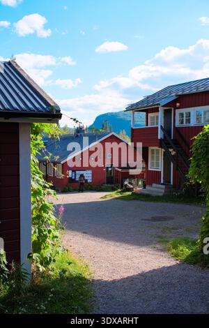 Kvikkjokk, Schweden - 21. Juli 2024: Ein großer Blick auf die historischen roten Holzgebäude an der STF Kvikkjokk Fjallstation, die eine wichtige Unterkunft bietet Stockfoto