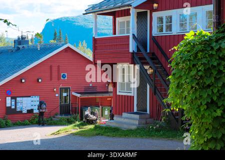 Kvikkjokk, Schweden - 21. Juli 2024: Ein großer Blick auf die historischen roten Holzgebäude an der STF Kvikkjokk Fjallstation, die eine wichtige Unterkunft bietet Stockfoto