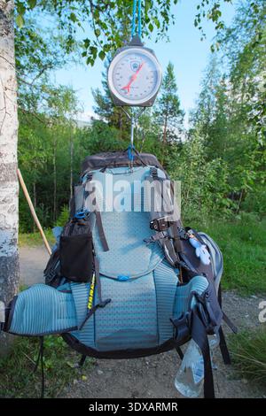 Kvikkjokk, Schweden - 21. Juli 2024: An der STF Kvikkjokk Fjallstation am Kungsleden Trail in Lap wird ein Wanderrucksack im öffentlichen Maßstab gewogen Stockfoto