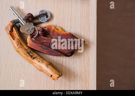Kvikkjokk, Schweden - 21. Juli 2024: Ein traditioneller Zimmerschlüssel mit einem hölzernen Anhänger für einen Schlafsaal in der STF Kvikkjokk Fjallstation in Schwedisch-Lappland Stockfoto