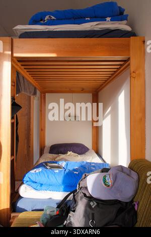 Kvikkjokk, Schweden - 21. Juli 2024: Ein Blick auf das Gemeinschaftsschlafzimmer mit hölzernen Stockbetten an der STF Kvikkjokk Fjallstation entlang der Stockfoto