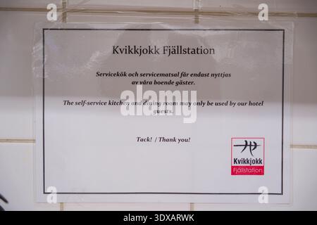 Kvikkjokk, Schweden - 21. Juli 2024: Ein Hinweisschild an der STF Kvikkjokk Fjallstation, das besagt, dass die Selbstbedienungsküche und das Esszimmer nicht mehr verfügbar sind Stockfoto