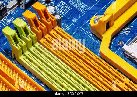 Nahaufnahme der bunten RAM-Speichersteckplätze auf der Computerplatine. Detaillierte Makroansicht von elektronischen Komponenten und Leiterplatten. Das Konzept des Computerhar Stockfoto