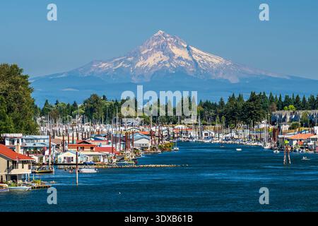 Columbia River mit Mount Hood im Hintergrund, Portland, Oregon, USA Stockfoto