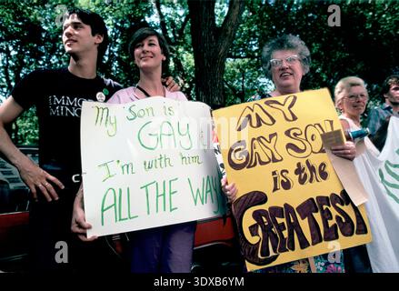 Gay Pride Parade march New York, USA 1980 Mutter, Banner Protestplakette mein Sohn ist schwul, ich bin bei ihm. LGBTQ Eltern. 1981 US HOMER SYKES Stockfoto
