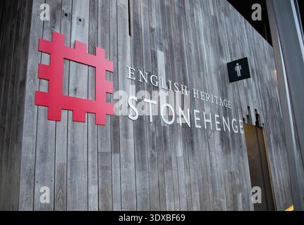 Eintrittsschild für English Heritage Stonehenge Visitor Centre, Salisbury, Wiltshire, England, Großbritannien mit Holzvertäfelung Stockfoto