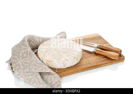 Brie Käse mit Küchenutensilien auf einem hölzernen Küchenbrett, isoliert auf weißem Hintergrund, Nahaufnahme Stockfoto