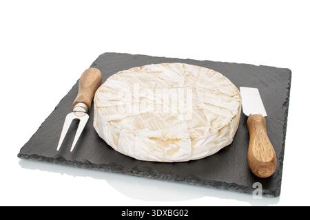 Brie-Käse auf Schieferstein isoliert auf weißem Hintergrund, Nahaufnahme. Stockfoto