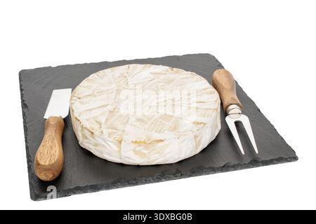 Brie-Käse auf Schieferstein isoliert auf weißem Hintergrund, Nahaufnahme. Stockfoto