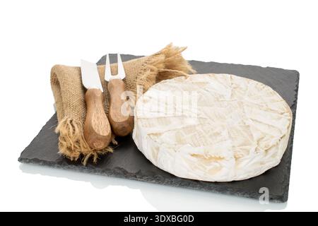 Brie-Käse auf Schieferstein isoliert auf weißem Hintergrund, Nahaufnahme. Stockfoto