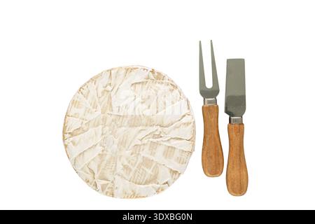 Brie Käse isoliert auf weißem Hintergrund, Nahaufnahme, Draufsicht. Stockfoto