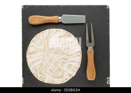 Brie-Käse auf Schieferstein isoliert auf weißem Hintergrund, Nahaufnahme. Draufsicht. Stockfoto