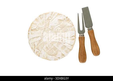 Brie Käse isoliert auf weißem Hintergrund, Nahaufnahme, Draufsicht. Stockfoto