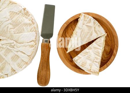 Brie Käse isoliert auf weißem Hintergrund, Nahaufnahme, Draufsicht. Stockfoto