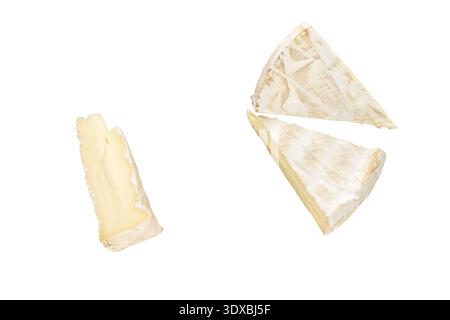 Brie Käse isoliert auf weißem Hintergrund, Nahaufnahme, Draufsicht. Stockfoto