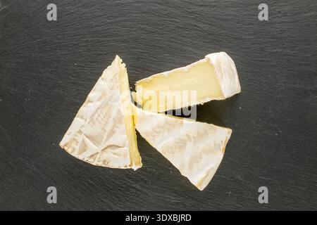 Brie-Käse auf Schieferstein, Nahaufnahme. Blick von oben Stockfoto