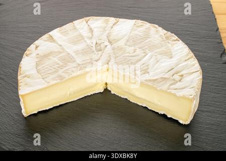 Brie-Käse auf Schieferstein, Nahaufnahme. Stockfoto