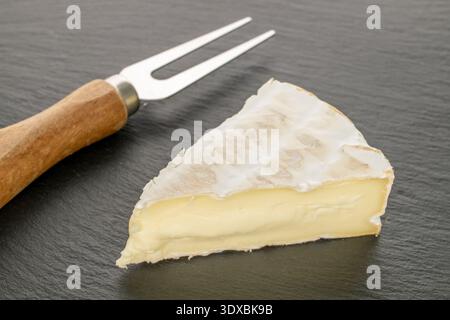 Brie-Käse auf Schieferstein, Nahaufnahme. Stockfoto