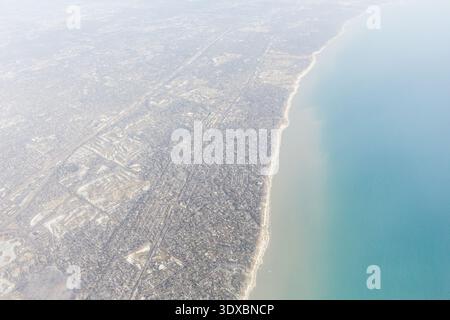 Blick aus der Vogelperspektive auf Chicagos Seeufer und das dichte städtische Netz entlang des Ufers des Lake Michigan, Illinois, März 2014. Stockfoto