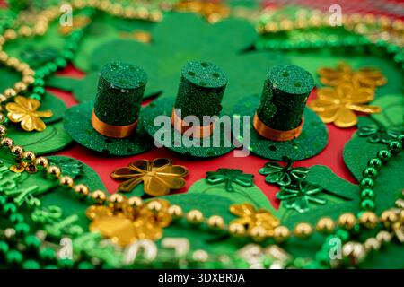 Nahaufnahme mit grünen Kobold-Hüten mit Schamrock-Dekoration zum St. Patrick's Day. Stockfoto