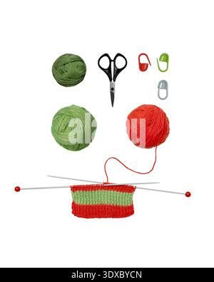 Werkzeuge zum Stricken von warmer Kleidung: Schere, grüne und rote Garnknäuel, Stopfen und Stricknadeln mit gestricktem, grün-rotem Stück Gewebeisolat Stockfoto