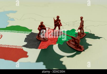 Spielzeugsoldaten symbolisieren den Grenzkonflikt zwischen Afghanistan und Pakistan Stockfoto