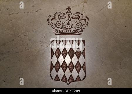 Grimaldi-Wappen mit rotem Rautenschild und fürstlicher Krone auf Steinmauer in Monaco. Monte Carlo, Monaco Stockfoto